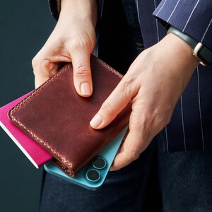 Funda de pasaporte personalizada, billetera de viaje de cuero cosida a mano, regalo para él, regalo para ella, regalo para el Día de la Madre