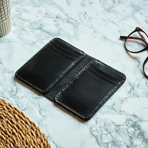 Leren kaarthouder cadeau voor Vaderdag, minimalistische handgemaakte leren portemonnee, verticale kaarthouder van generfd leer - antiek zwart