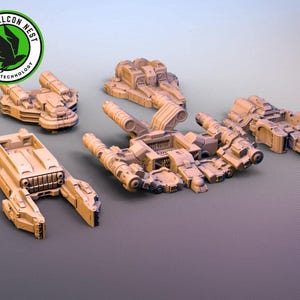 Puede incluir: Cinco modelos de naves espaciales de plástico beige, cada uno con un diseño único y detalles intrincados. Los modelos están dispuestos sobre una superficie gris claro. Los modelos forman parte de un conjunto llamado "FALCON NEST by IDAP TECHNOLOGY".