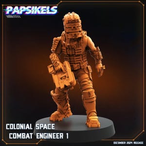 Puede incluir: Una miniatura de plástico detallada, de color naranja-marrón, que representa a un ingeniero espacial con casco y sosteniendo un arma. La miniatura está etiquetada como "Colonial Space Combat Engineer 1".