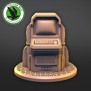 Peut inclure: Modèle d'ordinateur terminal rétro imprimé en 3D avec un moniteur, un clavier et un panneau avec une ventilation. L'ordinateur est sur une base circulaire avec un motif décoratif.