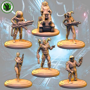 Può includere: Set di sei action figure di fantascienza, tra cui una figura su sedia a rotelle, una figura con un casco e una figura con una pistola. Le figure sono dipinte in una varietà di colori, tra cui grigio, nero e bianco.