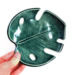 Green Monstera Leaf Ceramic Bowl: Tropical Decor, Jewelry Dish