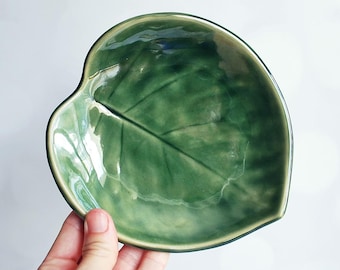 Green Leaf Pottery Bowl: Handmade Ceramic Dish