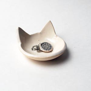 Plato de anillo de gato blanco, cerámica, cerámica, reposacucharas, cuenco para anillos, plato de joyería, soporte para anillos, reposabolsas de té, cerámica Lauren Sumner, regalo para amantes de los gatos imagen 5