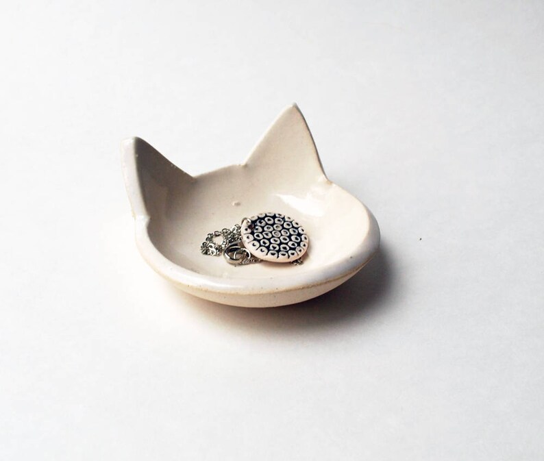 Plato de anillo de gato blanco, cerámica, cerámica, reposacucharas, cuenco para anillos, plato de joyería, soporte para anillos, reposabolsas de té, cerámica Lauren Sumner, regalo para amantes de los gatos imagen 5