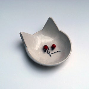 Porte-bagues chat blanc, céramique, poterie, repose-cuillère, bol à bagues, porte-bagues, porte-bagues, repose-sachet de thé, poterie Lauren Sumner, cadeau pour amoureux des chats image 6