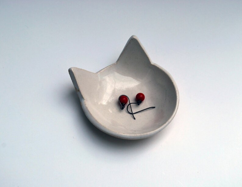 Porte-bagues chat blanc, céramique, poterie, repose-cuillère, bol à bagues, porte-bagues, porte-bagues, repose-sachet de thé, poterie Lauren Sumner, cadeau pour amoureux des chats image 6