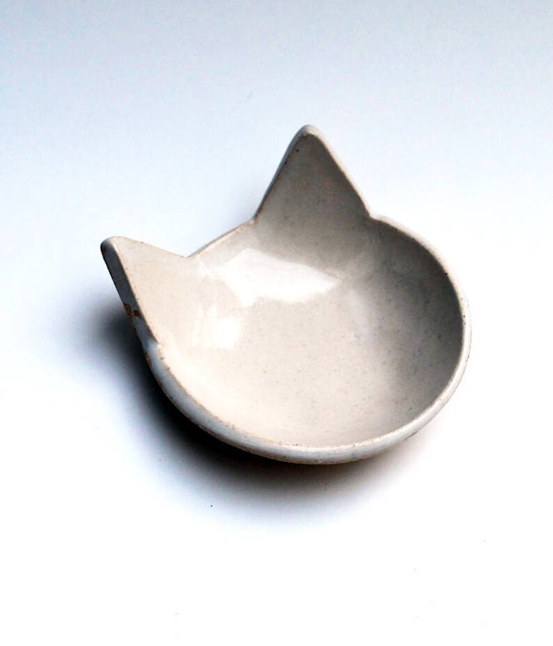 Plato de anillo de gato blanco, cerámica, cerámica, reposacucharas, cuenco para anillos, plato de joyería, soporte para anillos, reposabolsas de té, cerámica Lauren Sumner, regalo para amantes de los gatos imagen 4