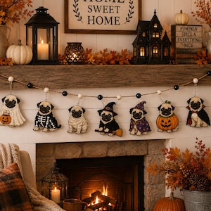 Pode incluir: Uma guirlanda com tema de Halloween apresentando sete ornamentos de madeira em forma de pug suspensos em um cordão com contas pretas e brancas. Os pugs estão vestidos com vários trajes, incluindo um fantasma, esqueleto, múmia e vampiro.