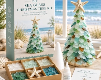 Può includere: Un kit fai-da-te per albero di Natale in vetro marino che include una scatola di cartone con testo, un albero conico decorato con pezzi di vetro marino verdi, blu e bianchi sormontato da una stella marina, un vassoio diviso, colla e istruzioni.