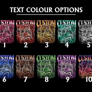 Pu&ograve; includere: Dieci diverse opzioni di colore per la personalizzazione del testo. Ogni opzione presenta un design astratto unico con un motivo a spirale e il testo "CUSTOM Text" in grassetto, in bianco.