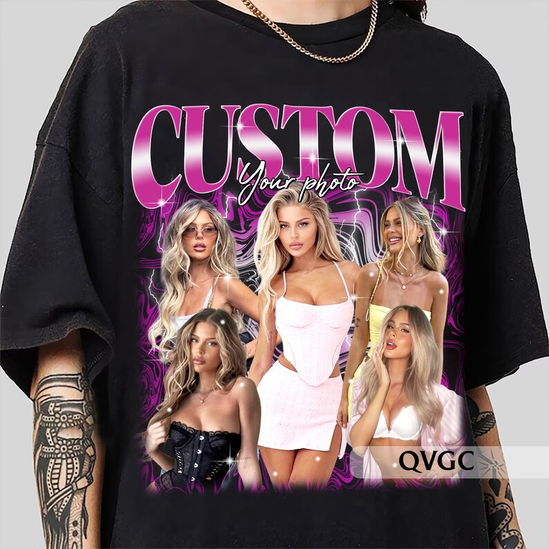 Pu&ograve; includere: Maglietta nera con una grafica rosa "CUSTOM Your Photo" che presenta quattro donne con lunghi capelli biondi. Le donne indossano abiti diversi, tra cui un top corto rosa, un corsetto nero, una canotta bianca e una canotta gialla. La grafica &egrave; su uno sfondo viola e bianco a spirale.