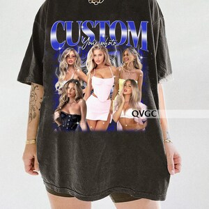 Pu&ograve; includere: T-shirt nera oversize con una stampa grafica vintage di cinque donne e il testo "CUSTOM Your photo".