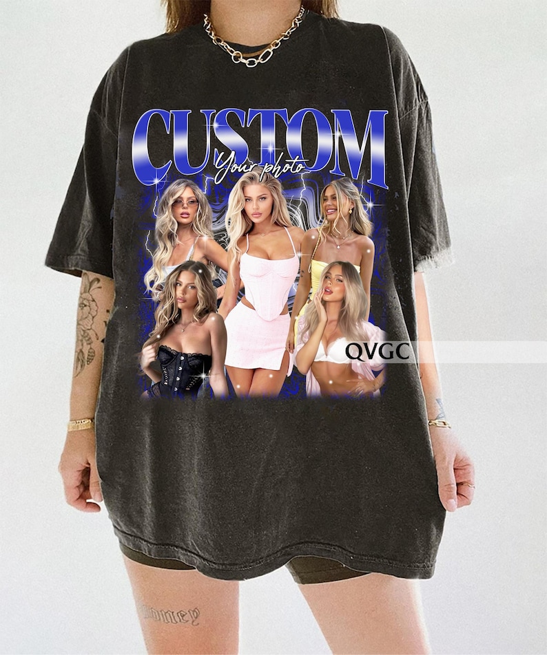 Pu&ograve; includere: T-shirt nera oversize con una stampa grafica vintage di cinque donne e il testo "CUSTOM Your photo".