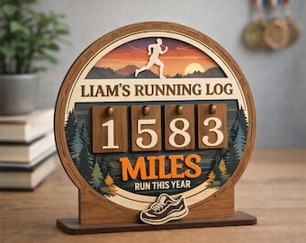 Può includere: Registro di corsa in legno con il testo "LIAM'S RUNNING LOG" e "1583 MILES RUN THIS YEAR." Il design presenta una silhouette di corridore, una scena del tramonto e una grafica di scarpe da corsa. Il registro è in legno a strati.