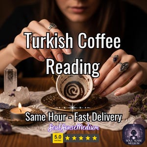 Puede incluir: Una persona sostiene una taza de café turco con un patrón en espiral, anillos en los dedos. La imagen incluye el texto "Turkish Coffee Reading" y "Soul Sense Medium". También se ven una vela encendida y cristales.