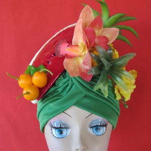 TURBAN VERT Fruits tropicaux, pastèque, ananas, orchidées, dahlia et autres à la Carmen Miranda.