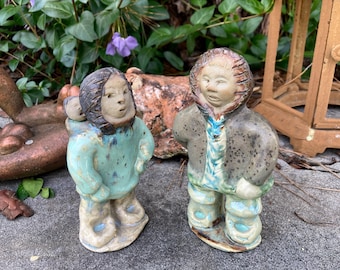 Vintage Signed Inuit Pottery Family Couple + Baby in Amauti - Canada fait à la main