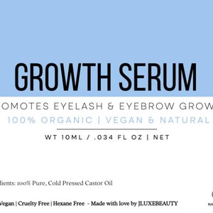 Op de afbeelding: Een wit etiket met de woorden "GROWTH SERUM" in het zwart. Het etiket bevordert de groei van wimpers en wenkbrauwen en is 100% biologisch, veganistisch en natuurlijk. Het nettogewicht is 10 ml. Ingredi&euml;nten: 100% pure, koudgeperste castorolie.