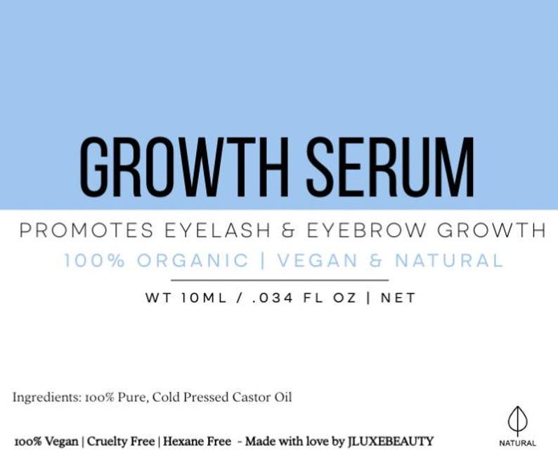 Op de afbeelding: Een wit etiket met de woorden "GROWTH SERUM" in het zwart. Het etiket bevordert de groei van wimpers en wenkbrauwen en is 100% biologisch, veganistisch en natuurlijk. Het nettogewicht is 10 ml. Ingredi&euml;nten: 100% pure, koudgeperste castorolie.