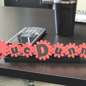 Machine Script - Einzigartiges Uhrwerk Namensschild Bild 7