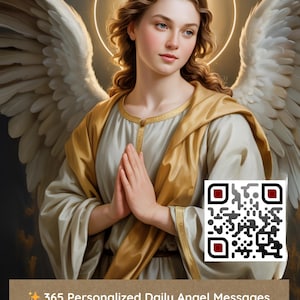 以下が含まれることがあります： 大きな羽と金の光輪を持つ天使のような姿。クリーム色のローブに金色のアクセントを施し、手を合わせて祈っています。QRコードと「365人のパーソナライズされた毎日の天使のメッセージ」というテキストが表示されています。