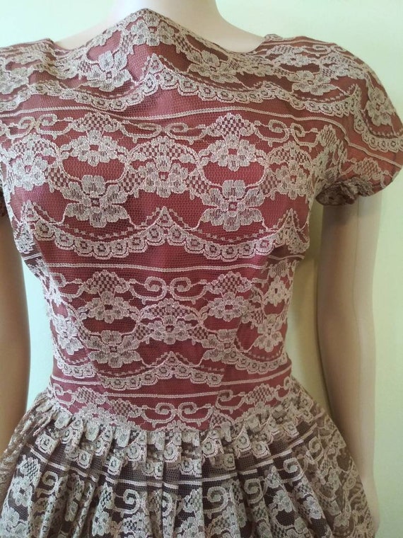 Vintage 1950's peplum lace dress / fifties bronze… - image 4