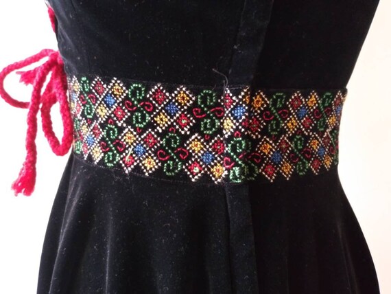 Vintage 1950's black velvet lace up dress / 26 wa… - image 2