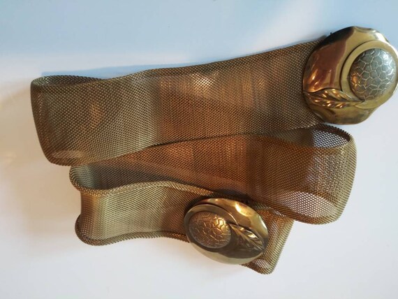 Vintage gold mesh belt with leaf buckle gold tone fixed length Vintage 1960 main image 2