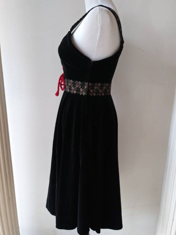 Vintage 1950's black velvet lace up dress / 26 wa… - image 5