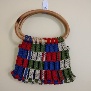 Bolso con asa superior arco iris macrame vintage de los años 1970