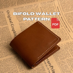 Op de afbeelding: Een bruin bifold portemonnee patroon, met witte stiksels, wordt getoond op een krantenachtergrond. De tekst "BIFOLD WALLET PATTERN" en een PDF-pictogram zijn zichtbaar.