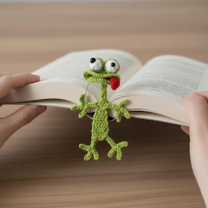 Peut inclure: Ensemble de trois tasses en céramique avec une finition mate et mouchetée. Les tasses sont de couleur crème, gris clair et gris foncé. Chaque tasse a un design simple et minimaliste avec une anse arrondie.