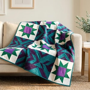 Peut inclure: Une courtepointe faite à la main, drapée sur un canapé beige. La courtepointe présente un motif d'étoiles dans des tons de turquoise, de violet, de vert et de blanc. Le canapé est posé sur un tapis tissé, avec une petite table d'appoint en bois.