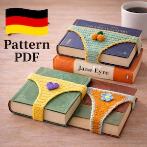Könnte beinhalten: Bücher mit gehäkelten Bikini-Lesezeichen in Grün, Gelb und Orange. Die Lesezeichen haben dekorative Elemente wie ein lila Herz und eine blaue Blume. Der Text "Pattern PDF" ist sichtbar.