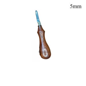 May include: A leathercraft tool with a polished wooden handle and a silver-colored blade. The handle is a dark brown color and has a curved shape. The blade is 5mm in length. The tool is designed for leatherworking.