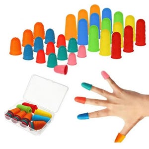 Puede incluir: Un conjunto de protectores de dedos de silicona multicolor con una superficie texturizada y con hoyuelos para mejorar el agarre. El set incluye varios tamaños y colores vibrantes como rojo, naranja, amarillo, verde, azul y rosa en una caja.