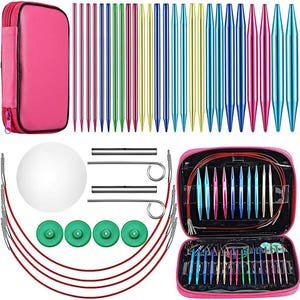 Puede incluir: Un juego completo de agujas de tejer en un estuche rosa con cremallera. El juego incluye varios tamaños de agujas circulares intercambiables de colores, agujas rectas y accesorios. Las agujas son en tonos de rosa, azul, verde, amarillo y plata.