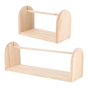 Könnte beinhalten: Zwei unfertige Holzregale mit natürlicher Holzmaserung. Jedes Regal hat eine rechteckige Basis, gewölbte Seitenstützen und eine Holzdübelstange. Die Regale sind für die Wandmontage konzipiert.