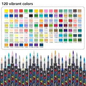 Op de afbeelding: Een set van 120 acrylmarkers met penseelpunten, elk voorzien van een zwarte houder met de tekst 'ACRYLIC MARKER' in het wit gedrukt. Boven de markers staat een kleurenkaart met 120 levendige kleurvlakken met bijbehorende numerieke codes.