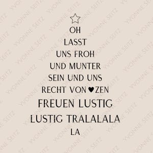 Op de afbeelding: Een beige kerstboomontwerp met zwarte tekst. De tekst luidt: "Oh, lasst uns froh und munter sein und uns recht von Herzen freuen lustig tralalala la". Bovenop staat een ster.