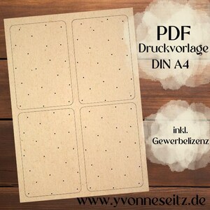 Könnte beinhalten: Ein Blatt Kraftpapier mit vier rechteckigen Etikettenumrissen und kleinen schwarzen Punkten. Der Text "PDF Druckvorlage DIN A4" ist sichtbar, zusammen mit "inkl. Gewerbelizenz" und einer Website-Adresse. Das Papier liegt auf einer Holzoberfläche.