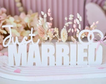 STL 3D-printbestand voor de trouwtekst "Just Married" met gaten voor bloemen en ruimte voor een geldgeschenk.