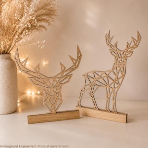 Peut inclure: Deux figurines de cerf en bois clair avec des motifs géométriques à cadre ouvert. L'une représente une tête de cerf avec des bois, l'autre un cerf entier de profil. Les deux sont fixées sur des socles rectangulaires en bois.