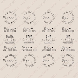 Könnte beinhalten: Eine Sammlung von Kreisen mit deutschen Texten, darunter "Mama", "Papa", "Oma" und "Opa". Die handgeschriebenen Designs enthalten Sätze wie "Ich liebe dich" und "Wir lieben dich", ideal als Geschenk.
