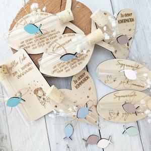 Könnte beinhalten: Eine weiße Keramik-Tasse mit schwarzem Henkel und dem Text "But First, Coffee" in schwarzer, handschriftlicher Schrift. Die Tasse steht auf einer weißen Oberfläche.