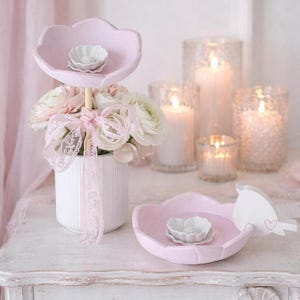 Può includere: Un set di tre tazze in ceramica con finitura opaca e macchiettata. Le tazze sono nei toni del crema, grigio chiaro e grigio scuro. Ogni tazza ha un design semplice e minimalista, adatto per caffè o tè.