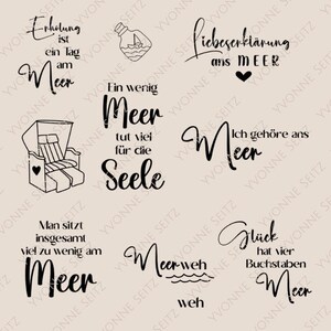 Könnte beinhalten: Eine Sammlung von schwarzen Strichzeichnungen mit Strand- und Meeresthemen. Die Designs umfassen deutsche Sätze, einen Strandkorb, eine Flasche mit einem Schiff und ein Herz.