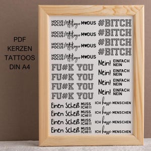 Könnte beinhalten: Ein gerahmter Druck mit verschiedenen Sätzen in schwarzem Text, darunter "Hocus Pocus", "#BITCH" und "FU#K YOU". Der Druck enthält auch deutsche Sätze. Der Rahmen besteht aus hellem Holz. Der Text "PDF KERZEN TATTOOS DIN A4" befindet sich in der linken Ecke.